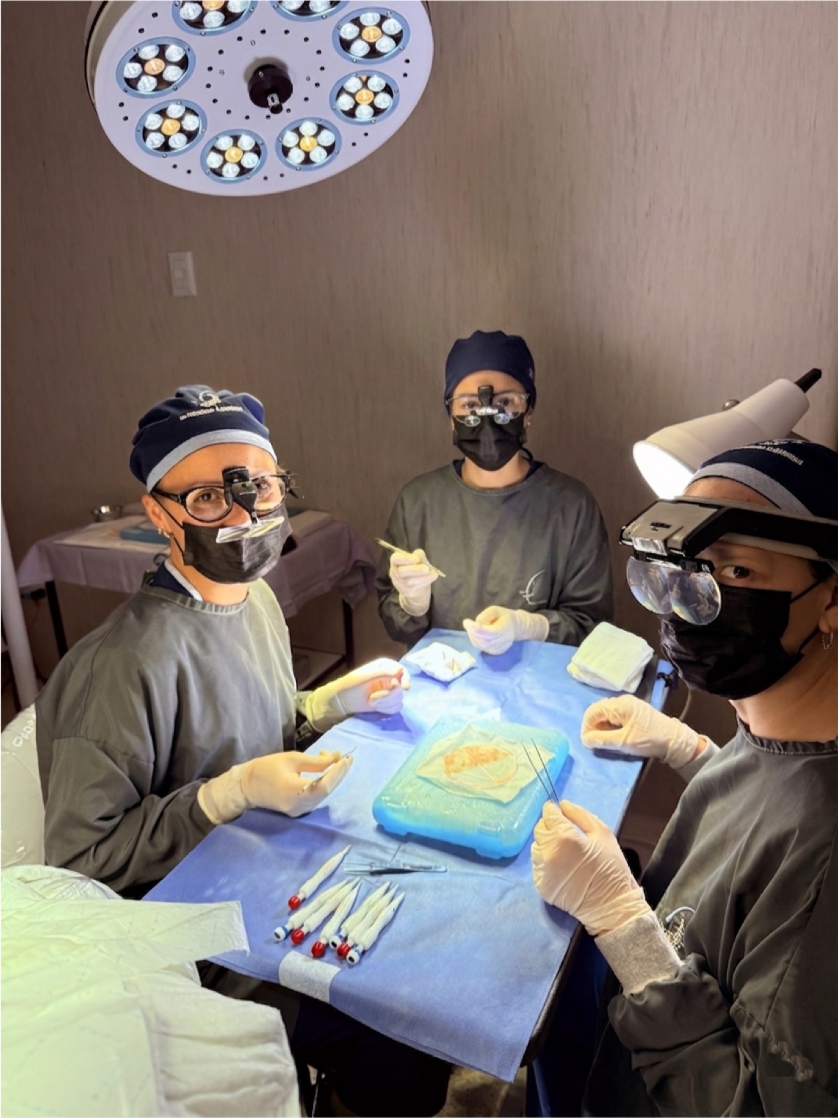 Equipo médico de la clínica durante un procedimiento